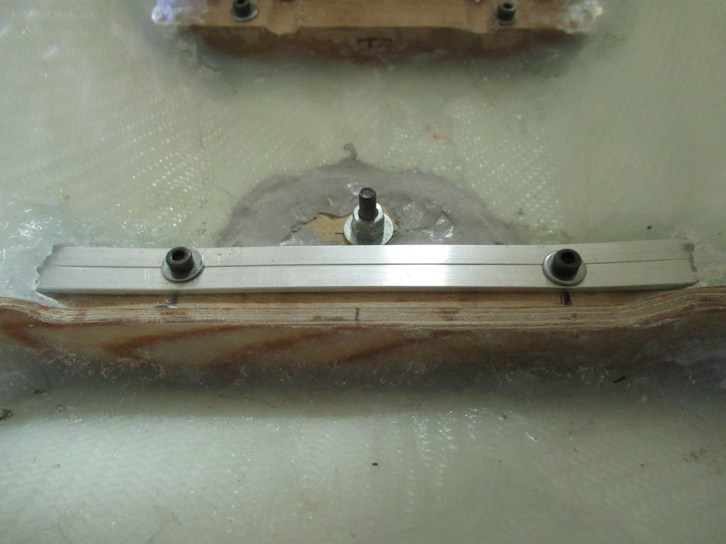 Le tiran de hauban est fixé par deux des vis de fixation du train 