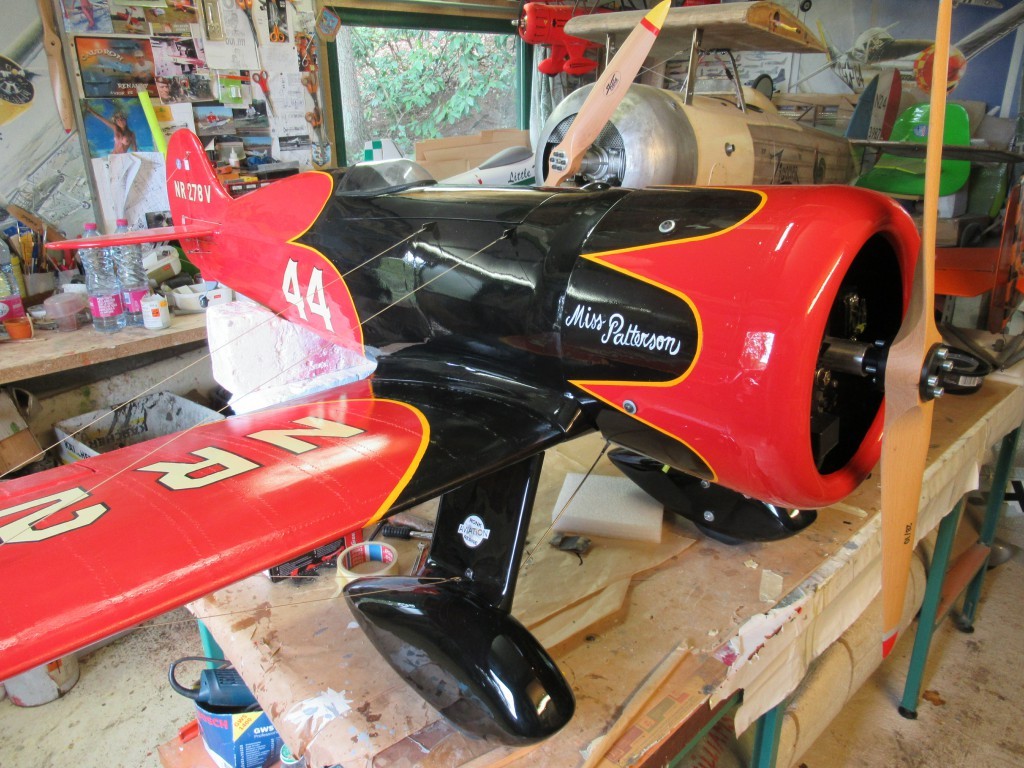 l'oiseau est terminé et pèse  pret à voler  réservoir vide 12,2 kgs