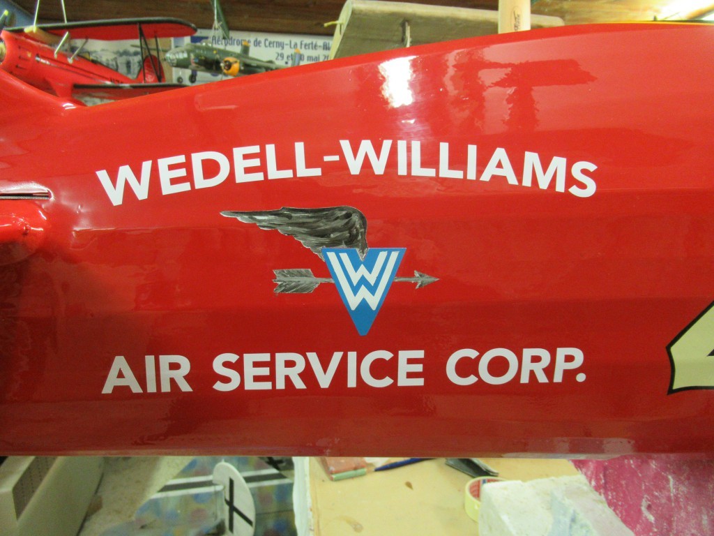 L'aile et la flèche sont faites  à la peinture