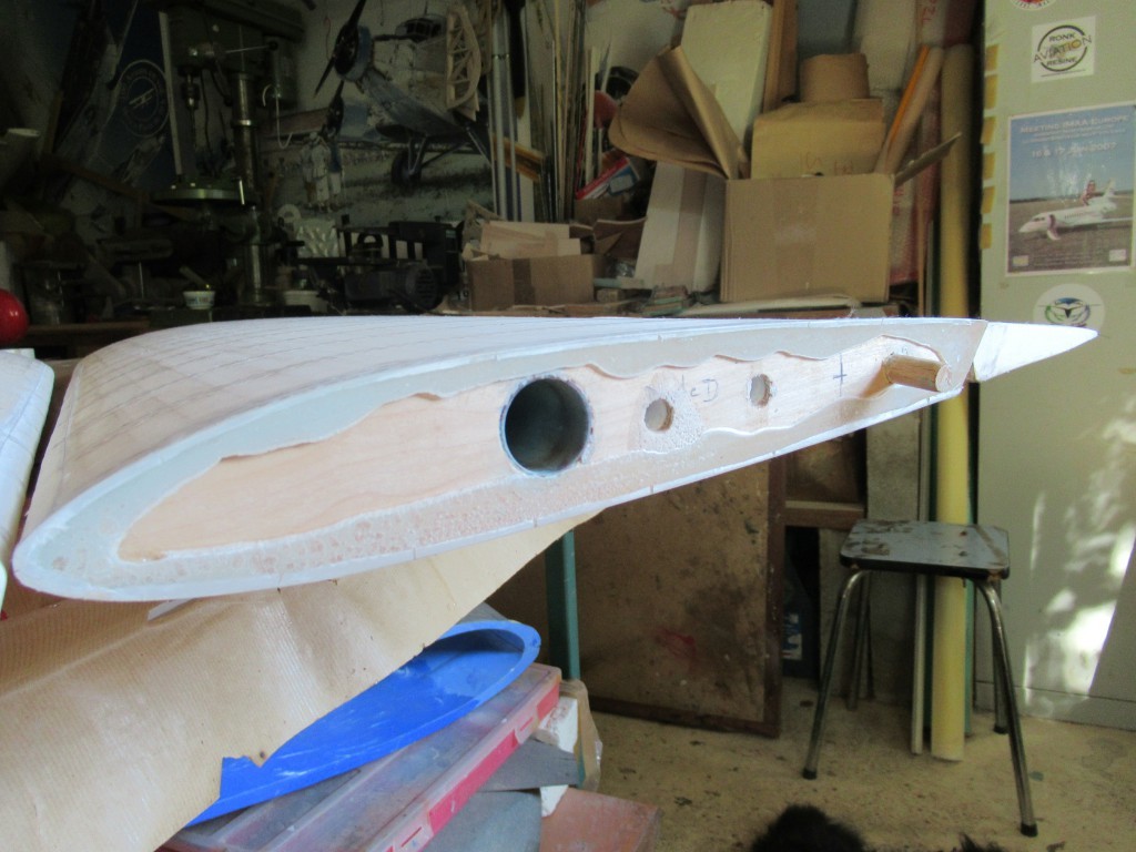 Détail  de la jointure  en résine époxy du profil d'aile