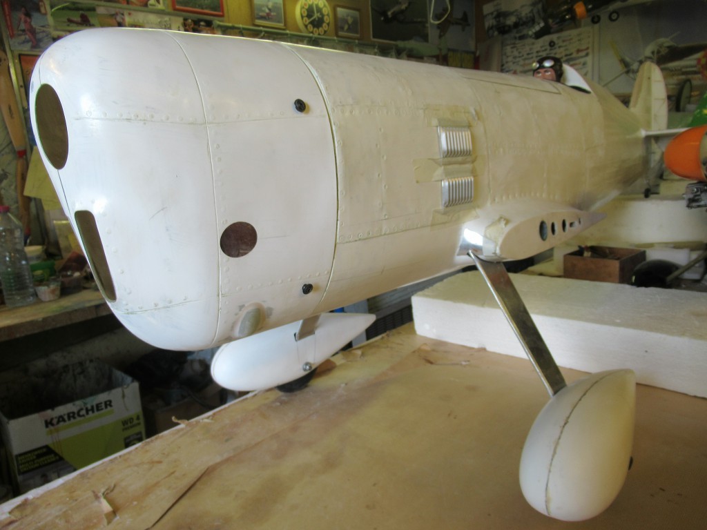 Capot moteur ,découpe de la sortie de l'échappement .