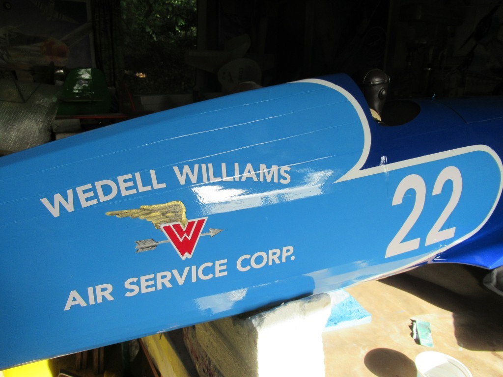 Pose des stickers et réalisation à la main, du sigle Wedell Williams