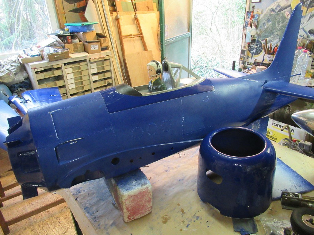 Phase  peinture  RAL 5002 , de tous les éléments en cour...