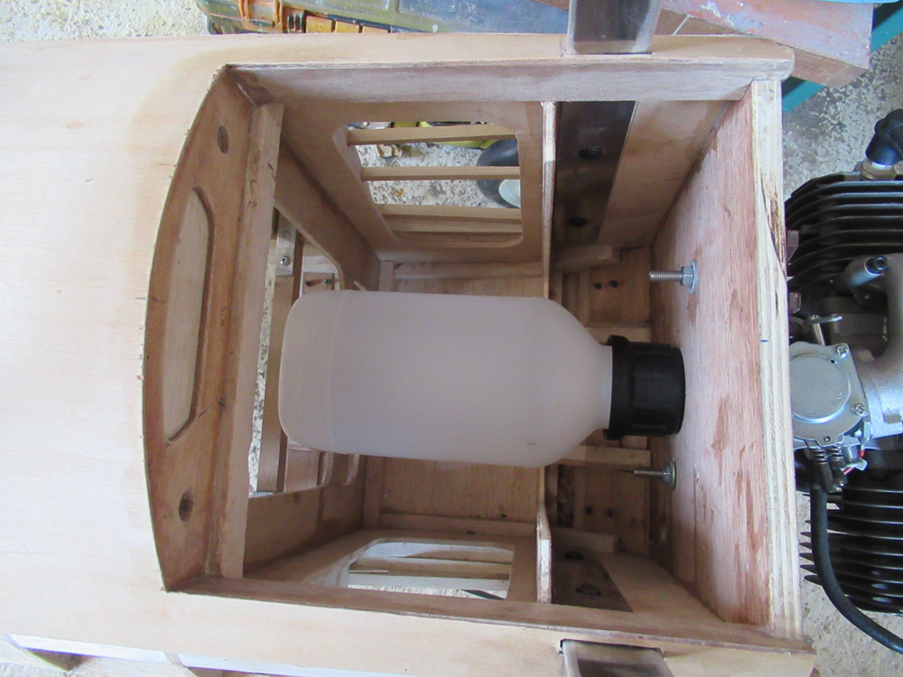 Bien pratique  cette trappe pour l'accès avant du fuselage