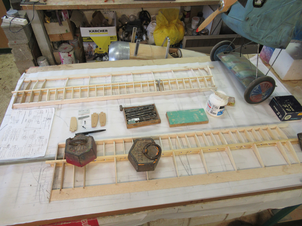 Collage  en cour de l'aile droite