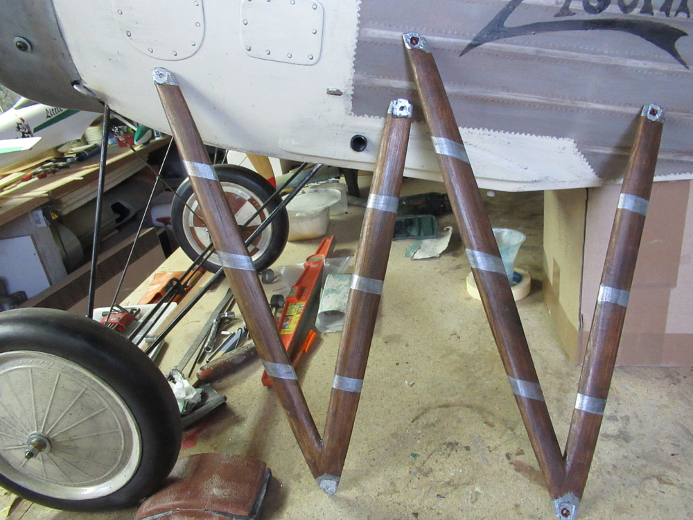 Les mats d'ailes profilés,  peints et patinés