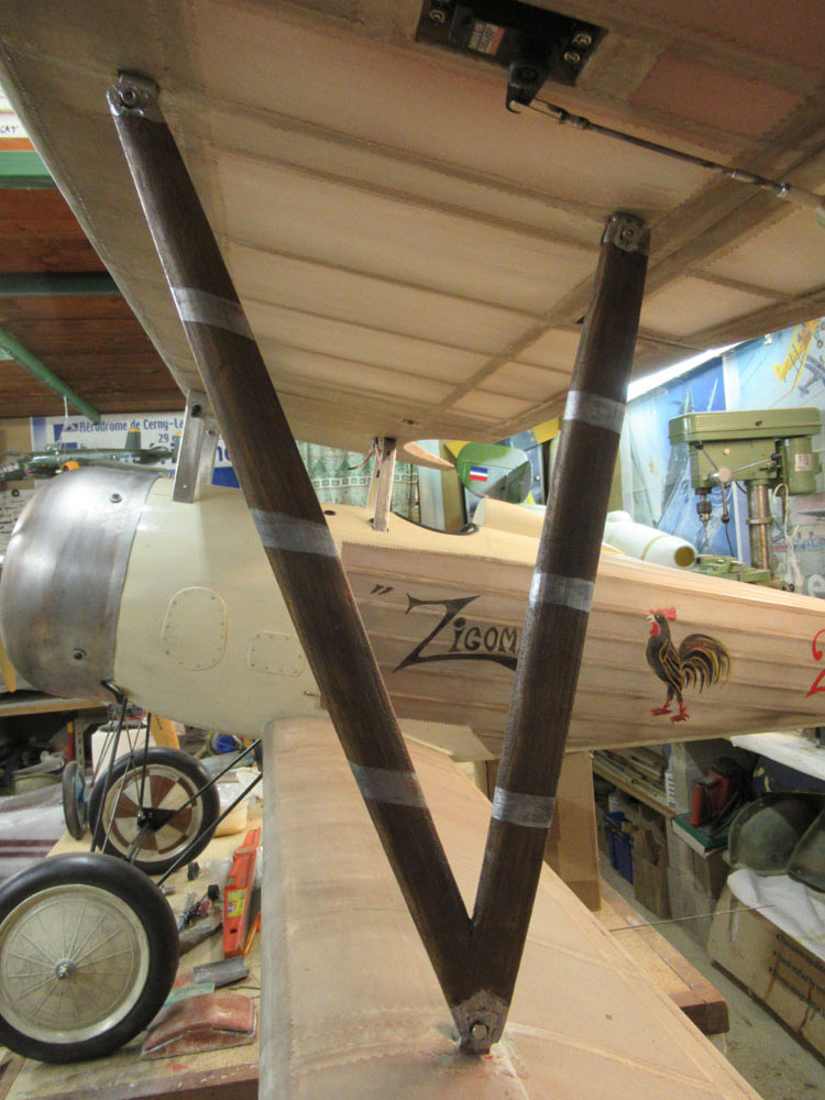 Mat d'aile en place fixés par 3 vis BTR - M4 x12