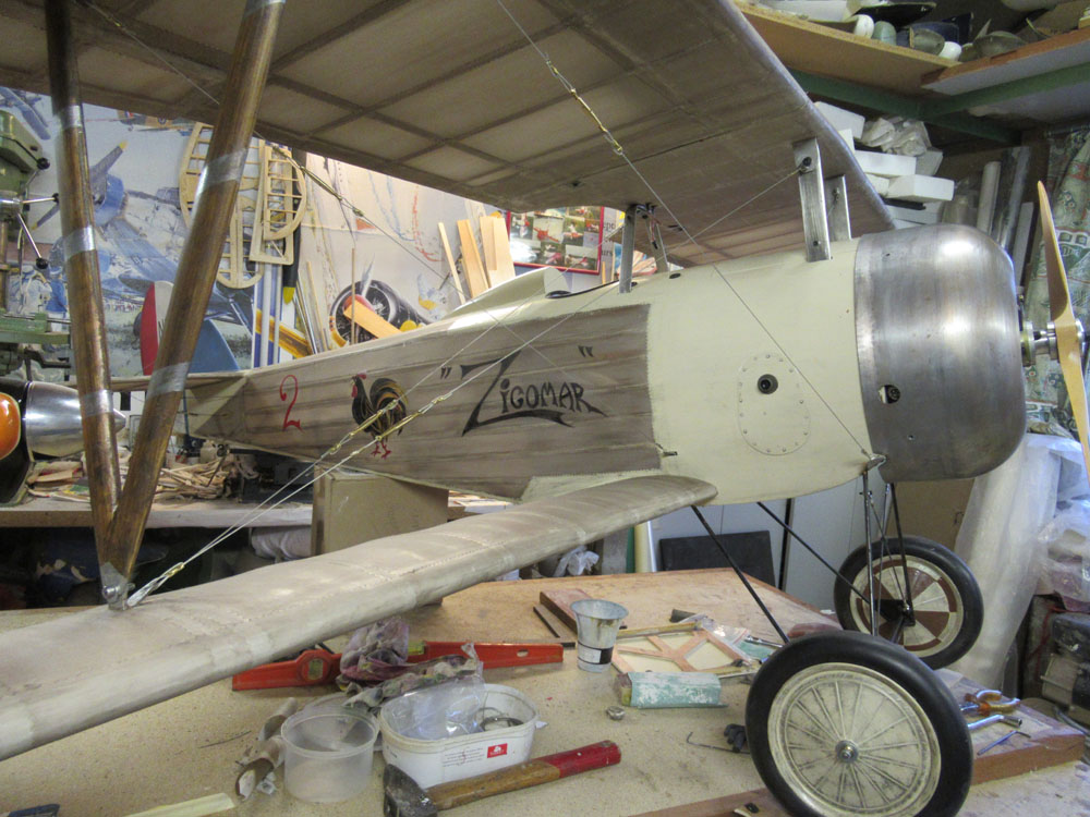 Retour à l'atelier pour la pose des haubans d'ailes 