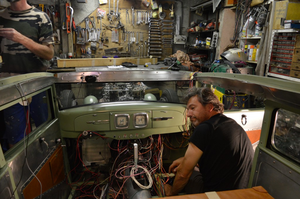 Didier Leperoux avance sur le faisseau  elèctrique