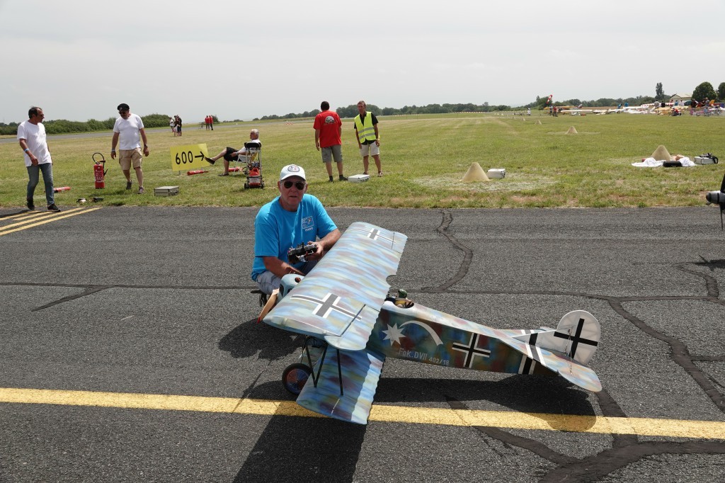 Sarlat Domme , le Fokker attend son tour de vol