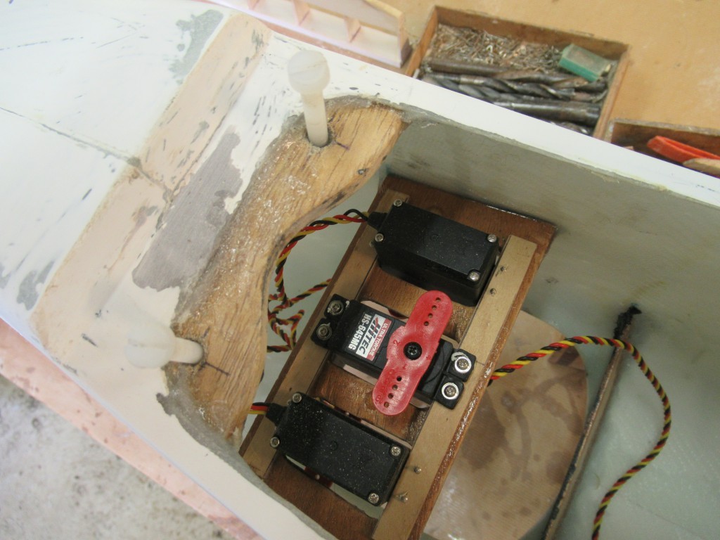 Pose du servos de dérive