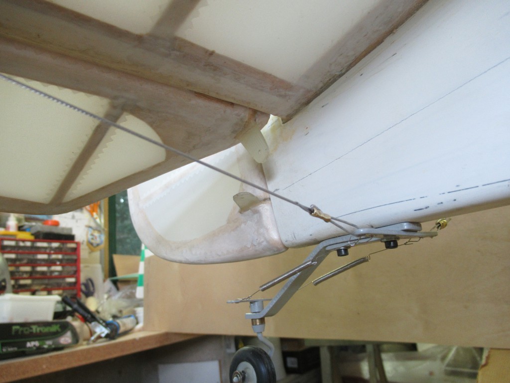 Détail  de l'attache  du  hauban de stabilisateur  repris sur la roulette de queue