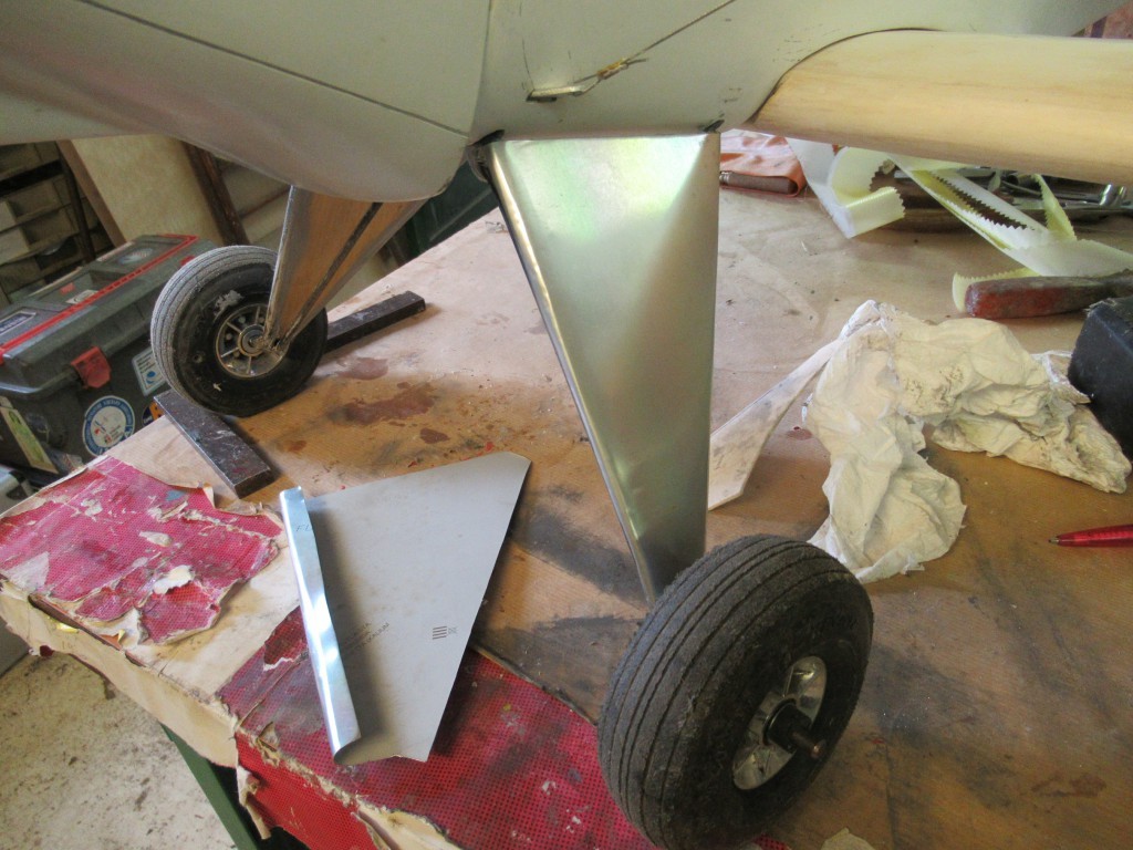 Après collage des  balsas au  mastic MS9   ,mise en forme des toles  offset