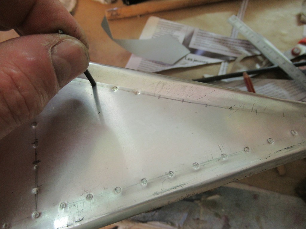 Pour plus de réalisme , je poinçonne l'ensemble à l'aide  d'une CAP de 2,5mm