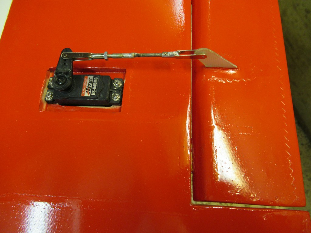 Aile Basse /  commande servos d'aileron chapes M3