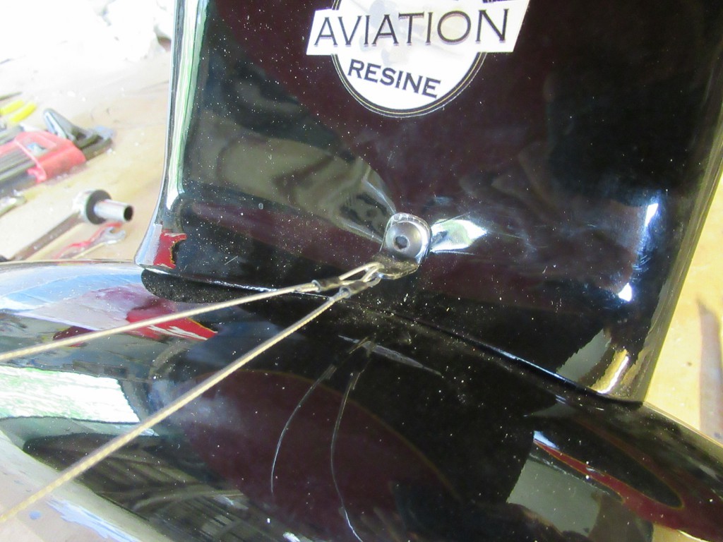 Accroches des haubans inferieurs sur la jambe de train