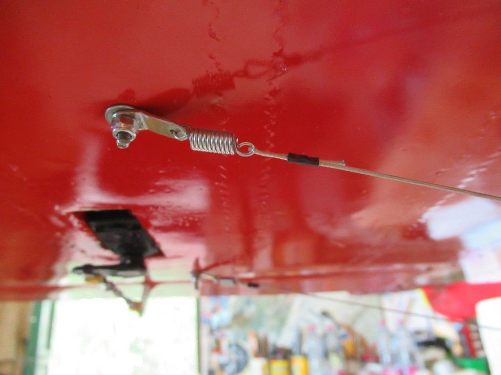 Détail d'une attache des haubanages  sous les ailes