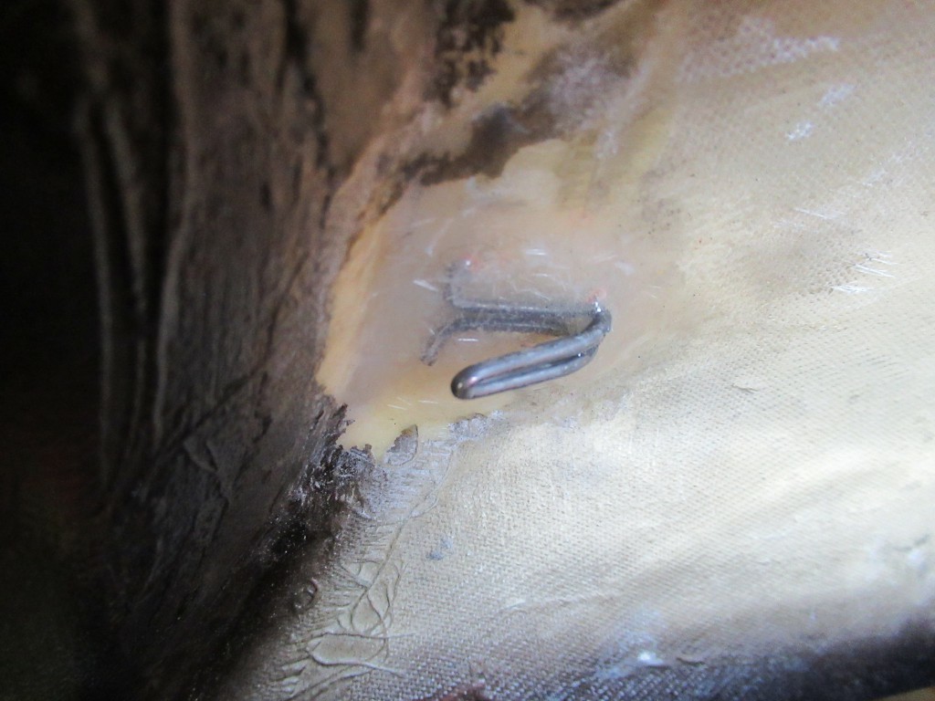 Crochet de maintien  de la trappe centrale