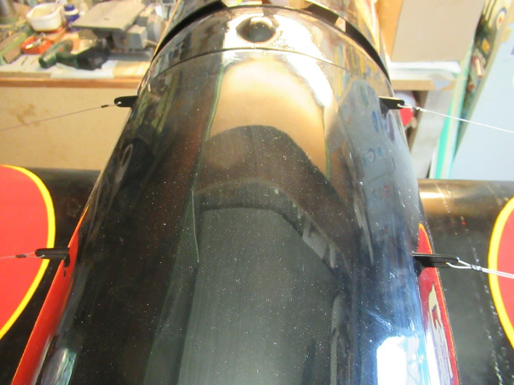 Sur le fuselage ,les  quatre points de  fixations des haubans hauts 