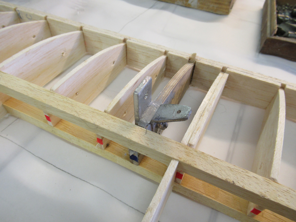 Pattes de fixation montant d'aile ( alu ép 2mm ) et hauban ( acier ép 15/10ème )