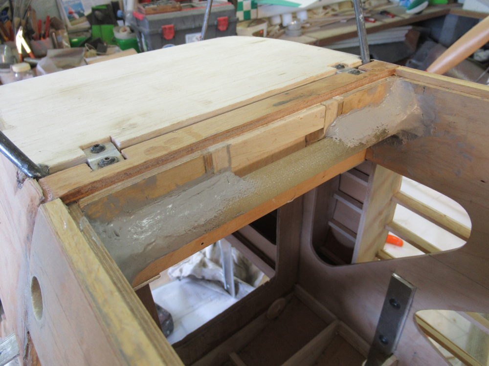  Vue sur le fourreau de clé d'aile basse dans le fuselage