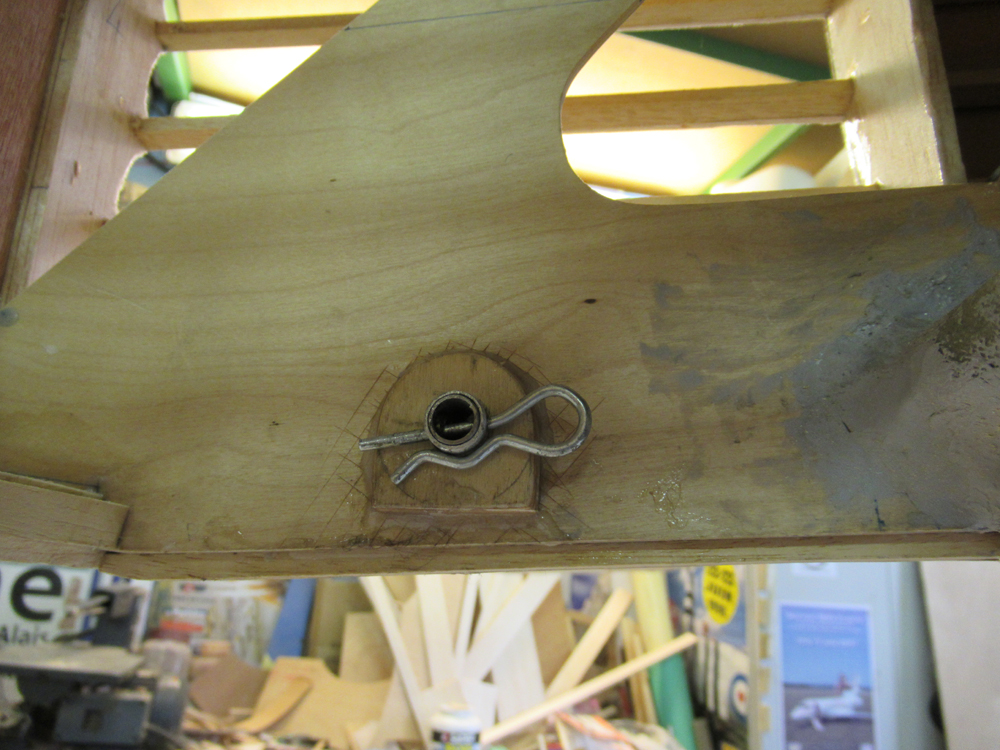 Les tétons d'ailes basses sont verrouillés par une goupille