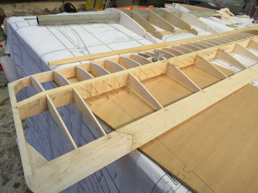  Aile basse - collage des âmes verticales en balsa 30/10 ème 