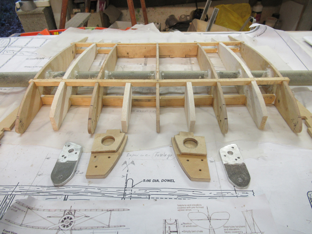 Assemblage de la partie  centrale de l'aile haute