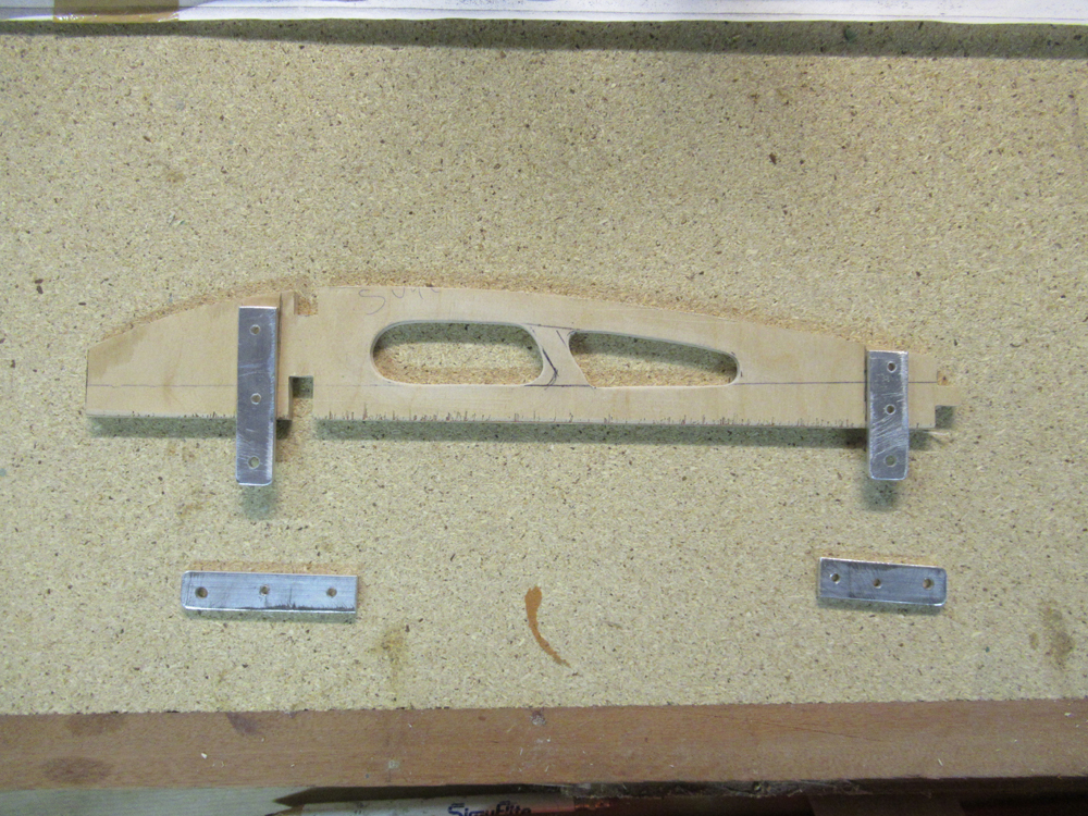 Les pattes de fixations des montants d'aile haute sont réalisées en alu ep.2mm