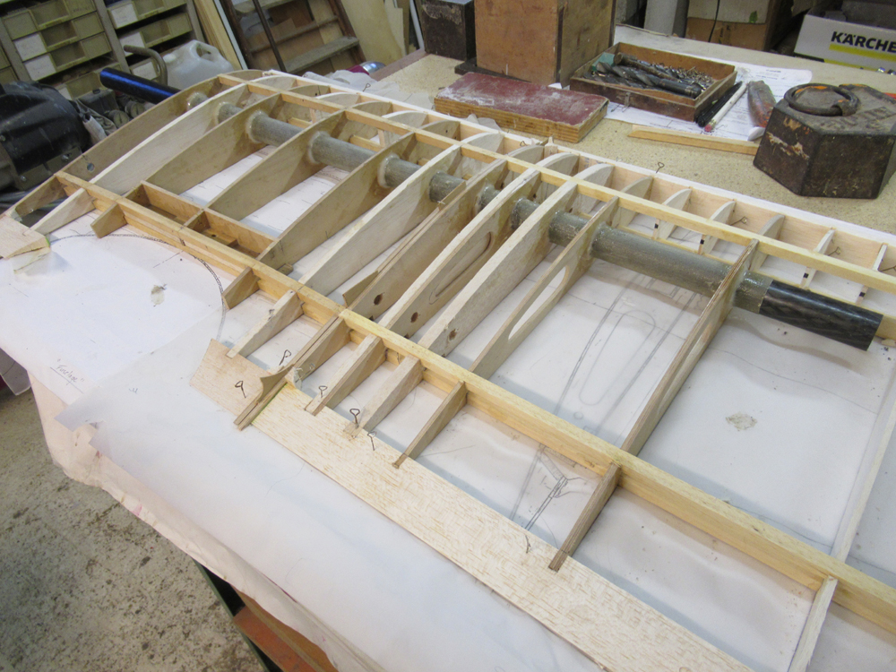  A son tour, la partie centrale est mise en place pour le montage de l'aile haute droite 