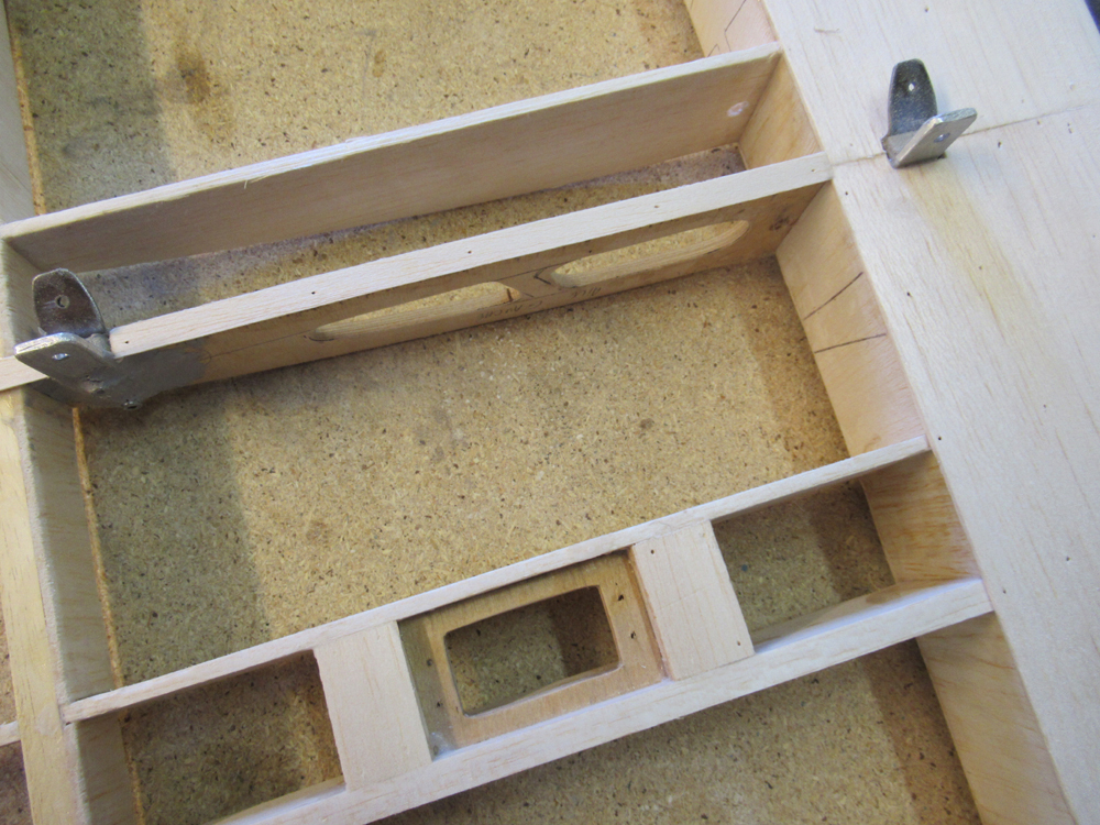 Attaches montant et hauban et support de servos d'aileron sur une aile haute