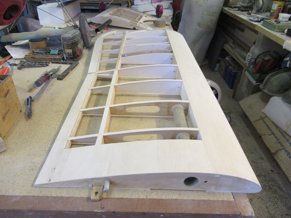 Aile haute gauche après ponçage du bord d'attaque