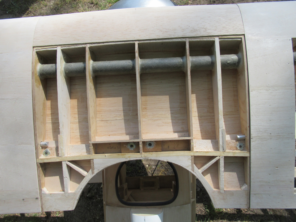 Partie centrale de l'aile haute avant passage des fils électrique