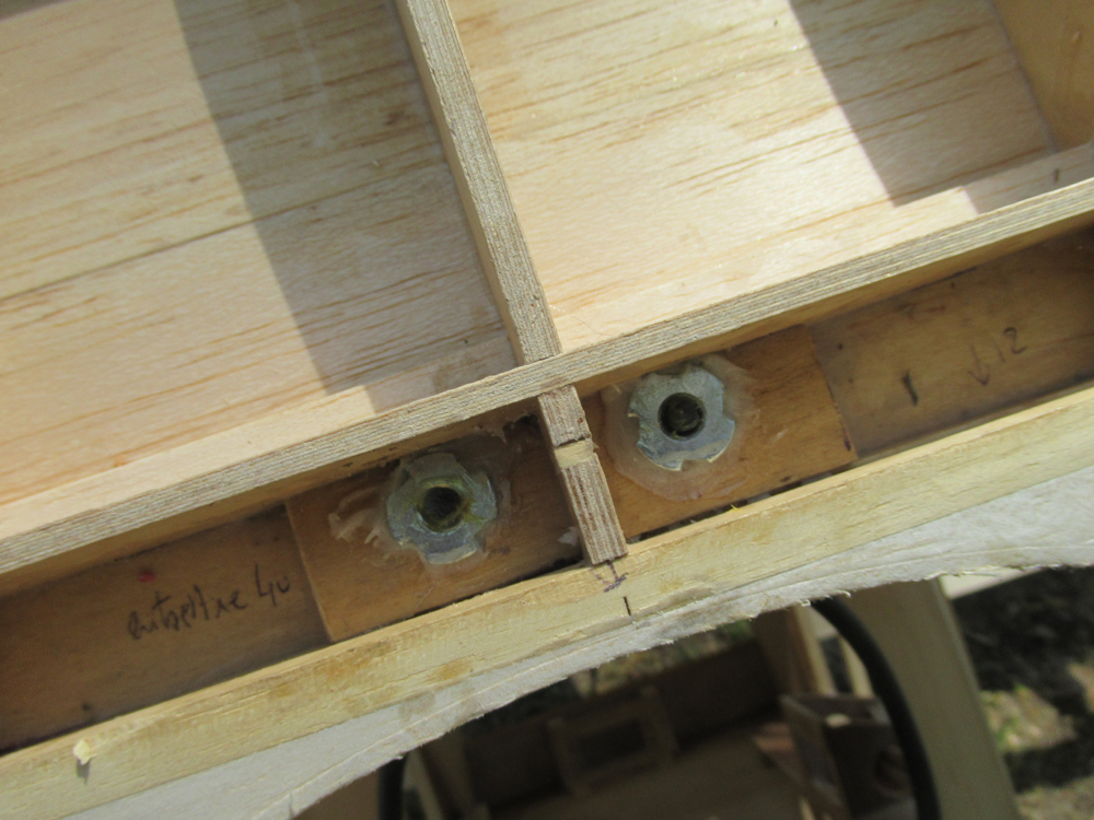 Fixation arrière de la partie centrale - écrous griffes M5 