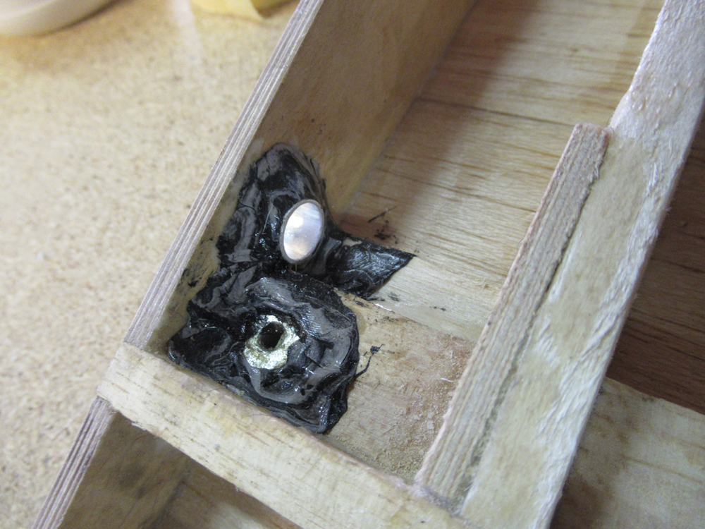 Après collage à l'époxy , les guides et écrous griffes sont assurés à la colle  MS9 noir