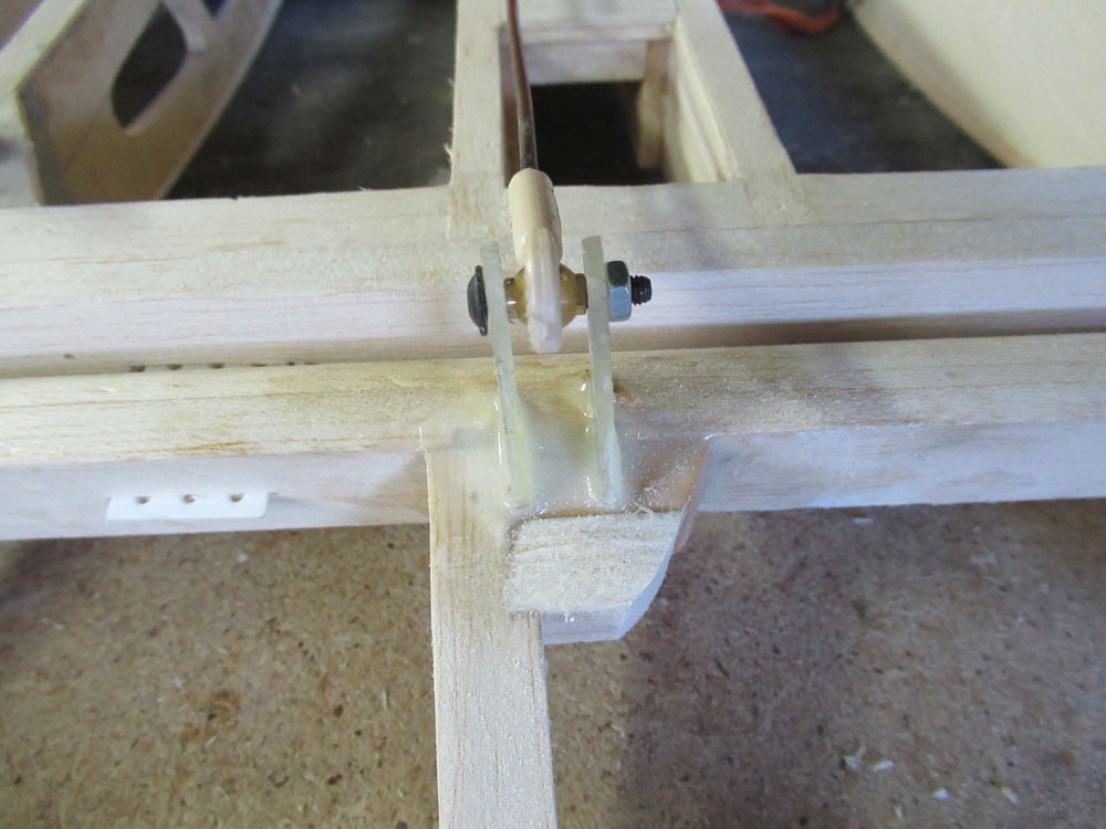 Commande d'aileron par chape à rotule M3