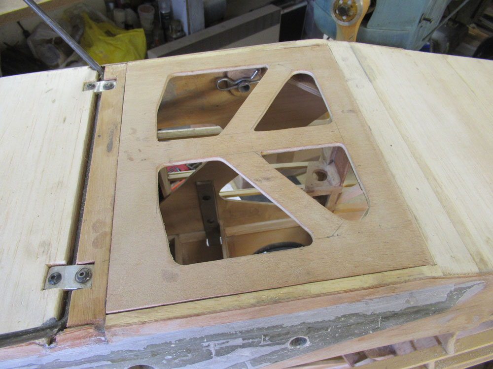 Trappe d'accès  sous le fuselage en cour 