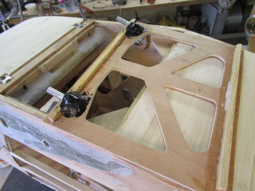 tétons  avant de  la trappe d'accès- tube alu 6mm manchonné bois 