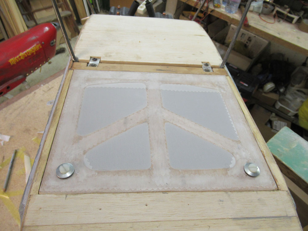 Trappe entoilée et vérouillée par deux vis nylon M5