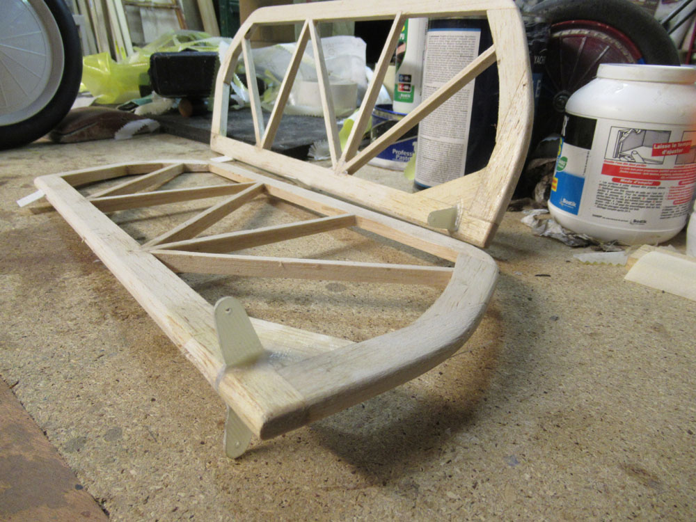 Collage des guignols sur les volets