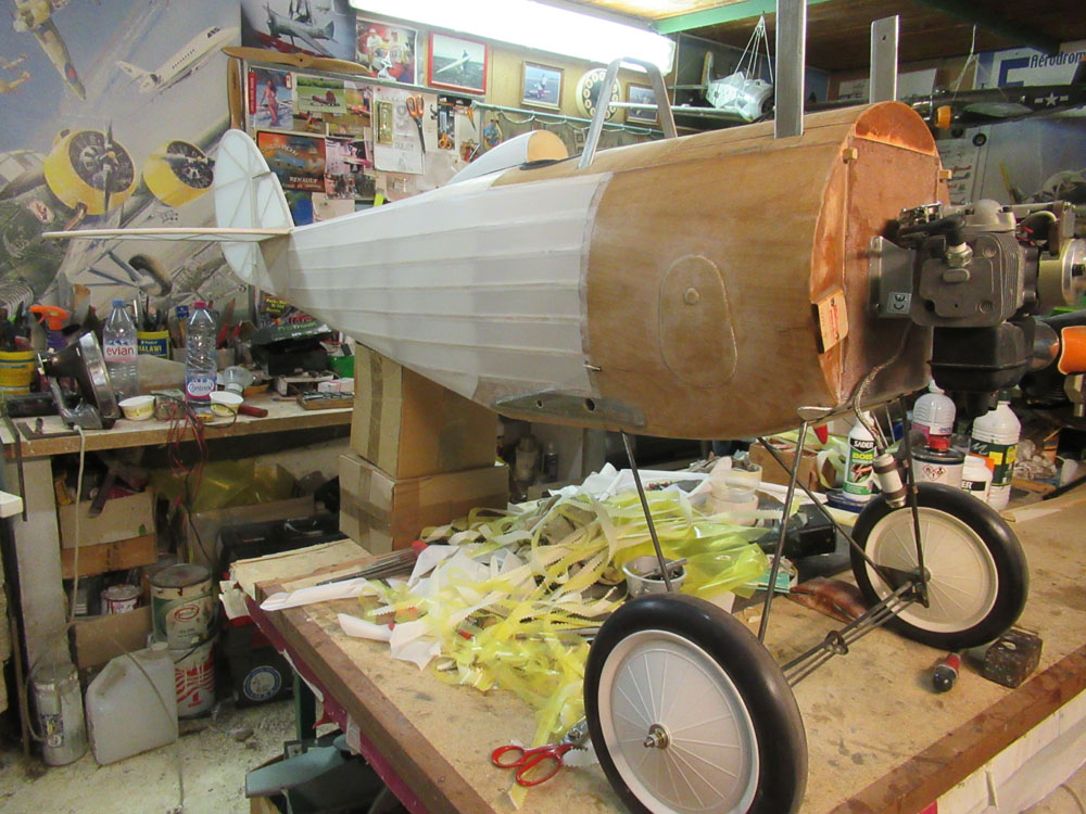Entoilage du fuselage terminé / reste à poser toutes les bandes de lardage