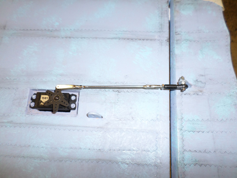 montage des servos d'ailerons 