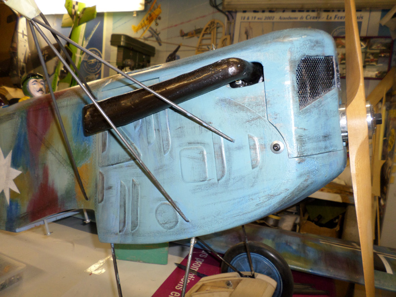 Pot peint et patine du capot moteur